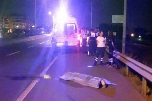 Motosiklet demir bariyerlere &ccedil;arptı!
