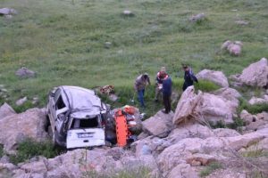 Hafif ticari ara&ccedil; 25 metreden yuvarlandı