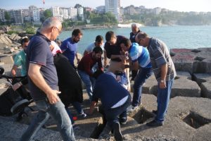 Beton blokların arasına d&uuml;şen &ccedil;ocuğu imam kurtardı
