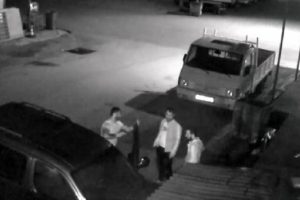 Cezaevi firarisi hırsızlar parmak izini silerken g&ouml;r&uuml;nt&uuml;lendi