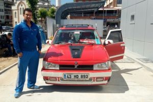 Otel &uuml;cretlerine kızdı, aracını bu hale getirdi