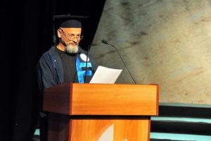 49 yaşında &uuml;niversiteyi birincilikle bitirdi