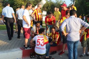 Eskişehir-G&ouml;ztepe ma&ccedil;ı &ouml;ncesi 1 taraftar yaralı