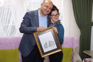 Erdoğan'ın portresini &ccedil;izen G&uuml;lşah'a misafir oldu