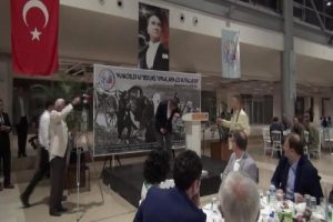 Bursa'da Bakan M&uuml;ezzinoğlu'nun g&ouml;zleri &ouml;n&uuml;nde k&uuml;rs&uuml;ye yığıldı