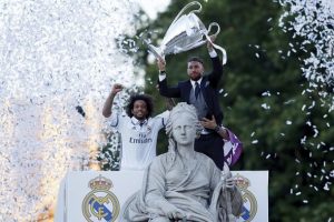 Real Madrid şampiyonluğu taraftarlarıyla kutladı