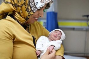 Parmak bebek Yiğit yaşama tutundu