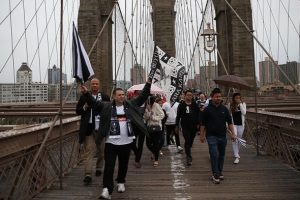 ABD'deki Beşiktaşlılar Brooklyn K&ouml;pr&uuml;s&uuml;'nde
