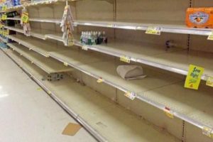 Katar'da halk marketlere h&uuml;cum etti!