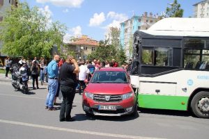 Freni patlayan halk otob&uuml;s&uuml; 5 otomobili bi&ccedil;ti: 4 yaralı