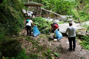 Bursa'da doğanın g&ouml;n&uuml;ll&uuml; temizlik&ccedil;ileri iş başında
