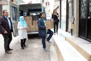 Bursa Osmangazi'de ihtiya&ccedil; sahiplerine erzak