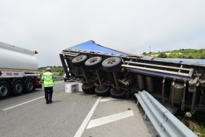 Bursa'da tır devrildi! Onlarca &ccedil;amaşır makinesi hurdaya d&ouml;nd&uuml;