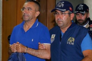 Darbeci generalden 'engel olursanız bedelini &ouml;dersiniz' tehdidi