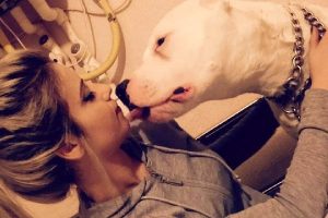 Kavga eden k&ouml;peğe bı&ccedil;aklı saldırı