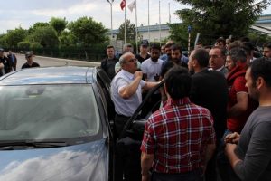 İş&ccedil;ilerden işten &ccedil;ıkartılan mesai arkadaşlarına destek