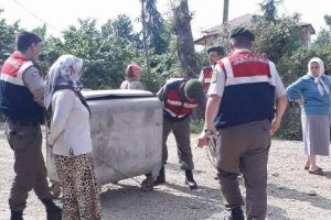 Belediyeye tepki g&ouml;steren kadınları jandarma ikna etti