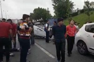 10 ara&ccedil; birbirine girdi! Yaralılar var