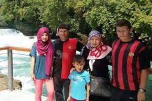 İlk aylık &uuml;cretini okulu i&ccedil;in bağışladı