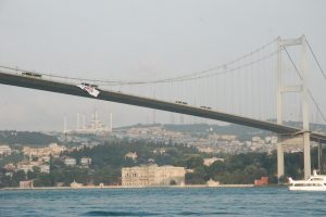 Beşiktaş bayrağı 15 Temmuz Şehitler K&ouml;pr&uuml;s&uuml;'ne asıldı