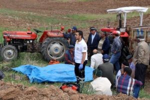 Tarla s&uuml;rerken trakt&ouml;r&uuml;n altında kalan &ccedil;ift&ccedil;i &ouml;ld&uuml;