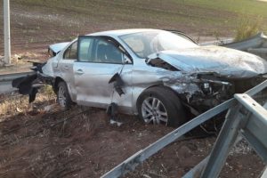 Bariyerlere &ccedil;arpan s&uuml;r&uuml;c&uuml; hayatını kaybetti