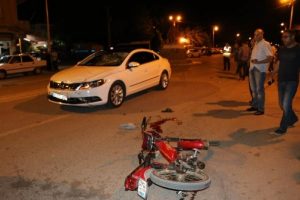 Otomobilin &ccedil;arptığı motosiklette 2 yaralı