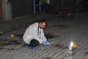 Suriyelilerin g&uuml;r&uuml;lt&uuml; kavgası kanlı bitti: 1 &ouml;l&uuml;