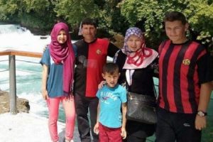 İlk maaşını okulu i&ccedil;in bağışladı