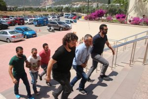 Polisler uyuşturucu partisinin ortasına d&uuml;şt&uuml;