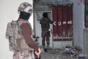 Ağrı ve İzmir'de ter&ouml;r operasyonu: 7 g&ouml;zaltı