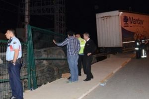 Kendi kendine hareket eden TIR raylara devrildi