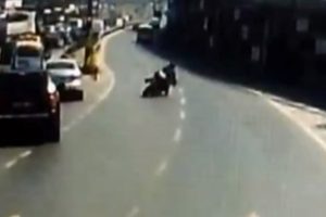 Yola savrulan motosikletli kamerada