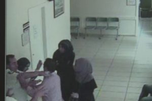 Bursa'da kadın doktora makasla saldırıp, yerde s&uuml;r&uuml;klediler! O anlar kameraya yansıdı...