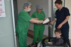 &Ccedil;ocuklar ameliyata ak&uuml;l&uuml; arabayla gidiyor