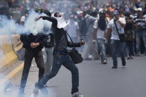 Venezuela'da g&ouml;stericilerin ateşe verdiği gen&ccedil; &ouml;ld&uuml;