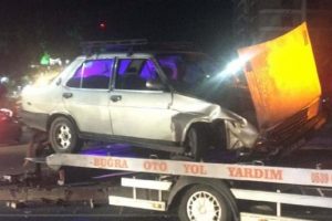 Ehliyetsiz s&uuml;r&uuml;c&uuml; kırmızı ışıkta durmadı: 2 yaralı