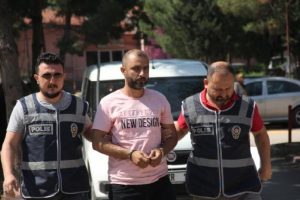 &Ouml;l&uuml;ml&uuml; kazanın s&uuml;r&uuml;c&uuml;s&uuml; kırılan dikiz aynasından yakalandı