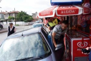 Bonzai i&ccedil;ip kullandığı otomobille kaldırıma &ccedil;ıktı