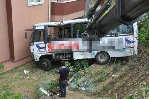 Halk otob&uuml;s&uuml; site bah&ccedil;esine u&ccedil;tu: 9 yaralı