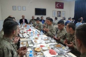 Sahura askerin duası damga vurdu