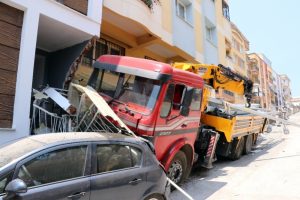 Vin&ccedil; 2 otomobili bi&ccedil;ip apartmana &ccedil;arptı