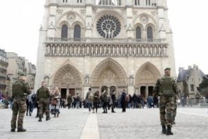 Paris'in merkezinde alarm!