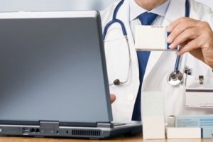 Doktor, bir hemşireyi ısırdı, bir aile hekimini darbetti