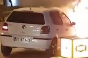 Seyir halindeki otomobil alev aldı