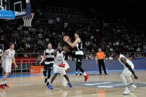 Fenerbah&ccedil;e'nin rakibi Beşiktaş oldu