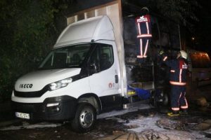 Park halindeki kamyonetin kasası alev alev yandı