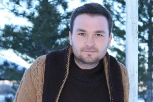 Kamyonetle &ccedil;arpışan motosiklet s&uuml;r&uuml;c&uuml;s&uuml; &ouml;ld&uuml;