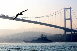 Rus savaş gemisi İstanbul Boğazı'ndan ge&ccedil;ti
