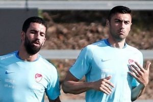 Burak Yılmaz ve Emre &Ccedil;olak'tan Arda paylaşımı